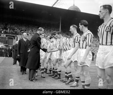 S.H. der Herzog von Edinburgh schüttelt sich die Hände mit Peter Aldis von Aston Villa (vierte R), als Villa-Kapitän Johnny Dixon (zweite L) sein Team vor dem Spiel vorstellt. Die anderen Spieler der Villa sind (r-l) Peter McParland, Bill Myerscough, Stan Lynn, Aldis, Pat Saward, Jimmy Dugdale Stockfoto