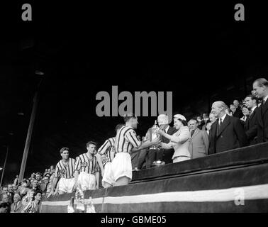 Fußball - FA Cup Finale - Manchester United / Aston Villa - Wembley Stadium. Queen Elizabeth II überreicht den FA Cup an den Kapitän der Aston Villa, Johnny Dixon, nach dem Sieg seines Teams im Jahr 2-1 Stockfoto