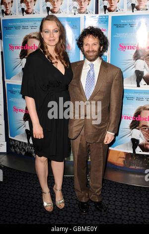 Samantha Morton und Regisseur Charlie Kaufman kommen zur britischen Premiere von Synecdoche, New York, im Curzon Soho im Zentrum von London. Stockfoto