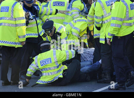 Tamilische Demonstranten, die einen Waffenstillstand in Sri Lanka fordern, werden auf dem Parliament Square im Zentrum von London von der Polizei konfrontiert. Stockfoto