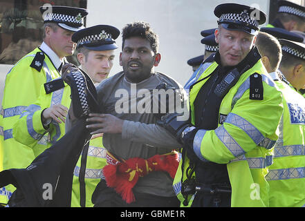 Tamilische Demonstranten, die einen Waffenstillstand in Sri Lanka fordern, werden auf dem Parliament Square im Zentrum von London von der Polizei konfrontiert. Stockfoto