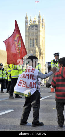 Tamilische Demonstranten, die einen Waffenstillstand in Sri Lanka auf dem Parliament Square im Zentrum von London forderten. Stockfoto