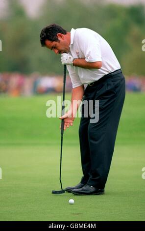 Golf - Ryder Cup 1993 - Der Belfry. Europas Sam Torrance mit einem ausgedehnten Putter Stockfoto