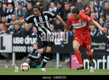 Fußball - Barclays Premier League - Newcastle United / Middlesbrough - St James' Park. Jonas Gutierrez von Newcastle United (links) und Stewart Downing von Middlesbrough (rechts) in Aktion Stockfoto