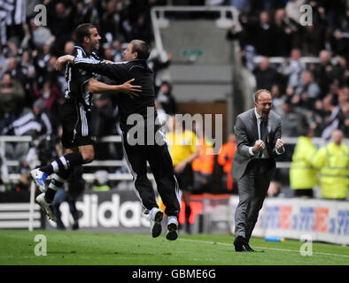 Newcastle United-Manager Alan Shearer (rechts) feiert, nachdem Obafemi Martins beim Barclays Premier League-Spiel im St James' Park, Newcastle, getroffen hat. Stockfoto