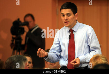 Der Abgeordnete David Miliband, Staatssekretär für auswärtige Angelegenheiten und Commonwealth-Angelegenheiten, beantwortet Fragen, während Premierminister Gordon Brown die europäische Wahlkampagne der Labour Party am Kirk Hallam Community, Leisure and Sports College, Derbyshire, startet. Stockfoto