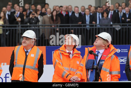 Der Londoner Bürgermeister Boris Johnson (rechts) und der Bahnminister Lord Adonis (Mitte) beginnen offiziell mit dem Bau des neuen Londoner Crossrail-Projekts in Canary Wharf in London. Stockfoto