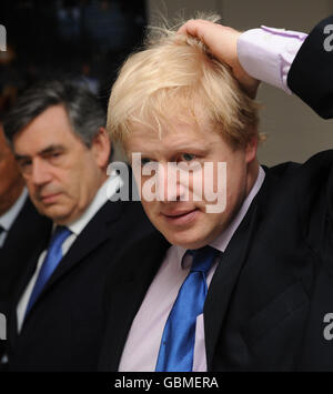 Premierminister Gordon Brown (links) und der Londoner Bürgermeister Boris Johnson betrachten ein maßstabsgetraktes Modell des neuen Londoner Crossrail-Projekts in Canary Wharf in London. Stockfoto