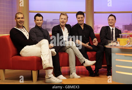 Boyband Boyzone (von links nach rechts) Shane Lynch, Stephen Gately, Ronan Keating, Keith Duffy und Mikey Graham besuchen GMTV, um die Show mit Kate Garraway und Andrew Castle am South Bank im Zentrum von London zu präsentieren. Stockfoto