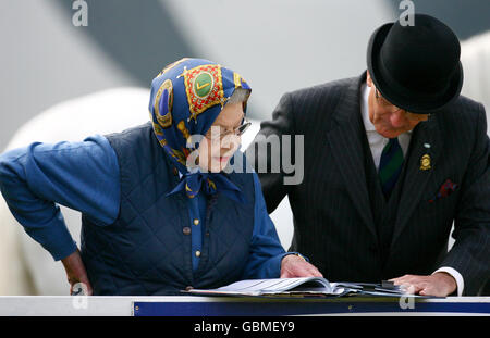 Die britische Königin Elizabeth II beobachtet Highland Horses in der Copper Horse Arena während der Royal Windsor Horse Show im Windsor Castle, Berkshire. Stockfoto