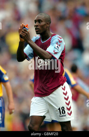 Fußball - FA Barclays Premiership - Aston Villa / Southampton. Carlton Cole von Aston Villa begrüßt die Menge am Ende des Spiels Stockfoto