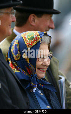Die britische Königin Elizabeth II beobachtet Highland Horses in der Copper Horse Arena während der Royal Windsor Horse Show im Windsor Castle, Berkshire. Stockfoto