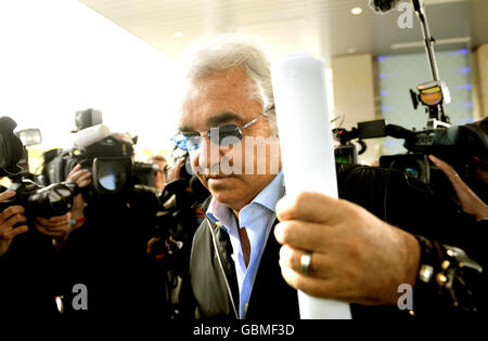 Flavio Briatore kommt zum Treffen der Formel-1-Mannschaften im Sofitel Hotel, Heathrow Airport, London. Stockfoto