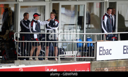 Die Engländer Andy Flower, Andrew Strauss, Paul Collingwood und Kevin Pietersen auf dem Spielerbalkon Stockfoto