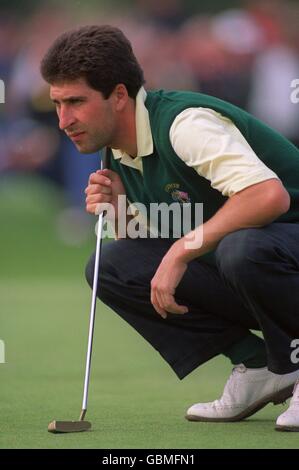 Golf - Ryder Cup 1993 - Der Belfry. Der europäische José Marie Olazabal ist tief in der Konzentration Stockfoto