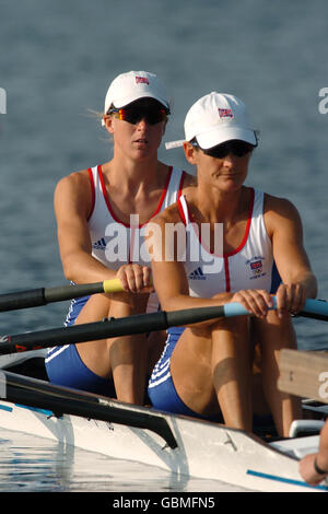 Rudern - Olympische Spiele 2004 in Athen - Leichte Doppelzweier-Sculls für Frauen - Hitze drei. Die britische Helen Casey (l) und Tracey Langlands (r) in Aktion Stockfoto