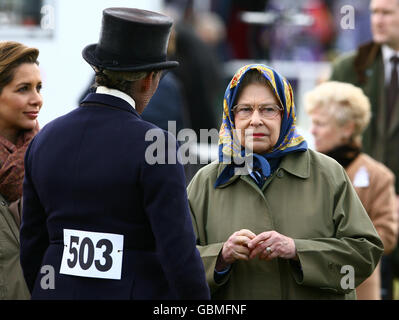 Die britische Königin Elizabeth II (zweite rechts) spricht mit ihrer Reiterin Katie Jerram (zweite links) nach dem Ladies Side-Saddle in der Copper Horse Arena während der Royal Windsor Horse Show im Windsor Castle, Berkshire. Stockfoto