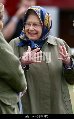Die britische Königin Elizabeth II. Kommt, um den Ladies Side-Saddle in der Copper Horse Arena während der Royal Windsor Horse Show im Windsor Castle, Berkshire, zu beobachten. Stockfoto