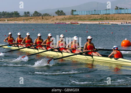 (L-R) Chinas Fei Yu, Xiuhua Luo, Ran Cheng, Xiaoxia Yan, You Wu, Cuiping Yang, Yanhua Gao, Ziwei Jin und cox Na Zheng sind heute Morgen in Aktion Stockfoto