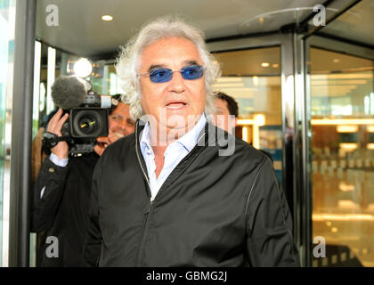 Flavio Briatore verlässt das Unternehmen nach dem Treffen der Formel-1-Mannschaften im Sofitel Hotel, Heathrow Airport, London. Stockfoto