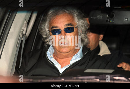 Motorsport - Treffen Der Formel-1-Mannschaften - Sofitel Hotel. Flavio Briatore verlässt das Unternehmen nach dem Treffen der Formel-1-Mannschaften im Sofitel Hotel, Heathrow Airport, London. Stockfoto