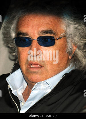 Flavio Briatore verlässt das Unternehmen nach dem Treffen der Formel-1-Mannschaften im Sofitel Hotel, Heathrow Airport, London. Stockfoto