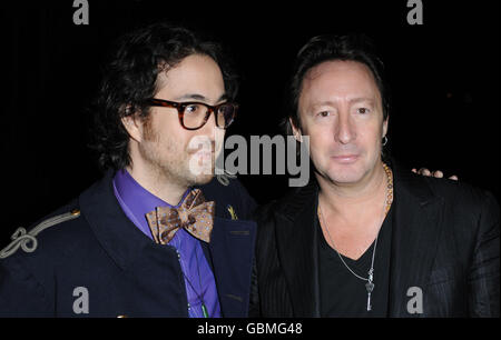 Sean Lennon (links) und Julian Lennon sind bei einer Party für ONEDREAMRUSH zu sehen, bei der 42 Regisseure eingeladen werden, 42 zweite Kurzfilme zu drehen, die von der Wodka-Firma 42BELOW moderiert werden. Die Veranstaltung wurde am ChaCha Cannes Strand in Cannes, Frankreich, im Rahmen des 62. Cannes Filmfestivals veranstaltet. Stockfoto