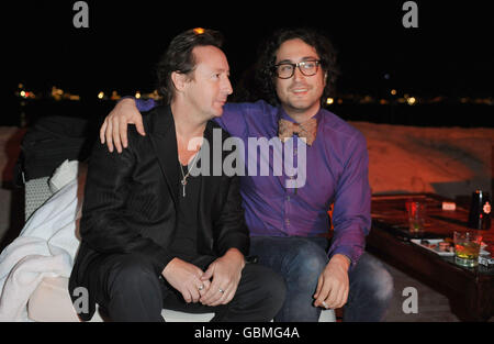 Julian Lennon (links) und Sean Lennon sind bei einer Party für ONEDREAMRUSH zu sehen, bei der 42 Regisseure eingeladen werden, 42 zweite Kurzfilme zu drehen, die von der Wodka-Firma 42BELOW moderiert werden. Die Veranstaltung wurde am ChaCha Cannes Strand in Cannes, Frankreich, im Rahmen des 62. Cannes Filmfestivals veranstaltet. Stockfoto