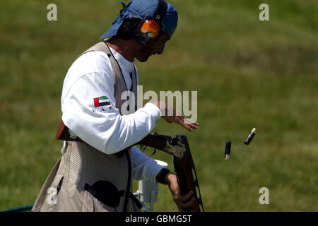 Schießen - Olympische Spiele 2004 in Athen - Doppelfalle der Männer - Finale. Ahmed Almaktoum aus den Vereinigten Arabischen Emiraten wird neu geladen Stockfoto
