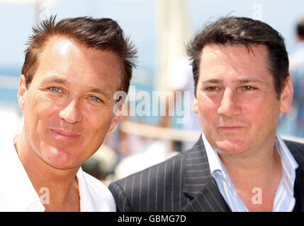 Martin Kemp (links) und Tony Hadley vom Spandau Ballet bei einer Fotoausstellung am Nikki Beach in Cannes im Rahmen der 62. Jährlichen Filmfestspiele von Cannes. Stockfoto