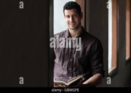 Bescheidenen muslimischer Mann liest den Koran In der Moschee Stockfoto