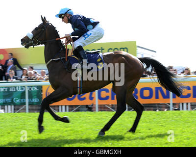 Pferderennen - Maifest - Tag Drei - Chester Racecourse - The Hawker Beechcraft Handicap Stakes. Der Jockey William Buick auf Bella Rowena wird im Einsatz der Charles Rodgers-Keshire-Regiment Maiden-Sprossen stehen Stockfoto