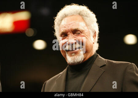 Sir Tom Jones, nachdem er die britische Nationalhymne vor dem Kampf zwischen Ricky Hatton und Manny Pacquiao während des Light Welterweight Fight im MGM Grand, Las Vegas, USA, gesungen hatte. Stockfoto