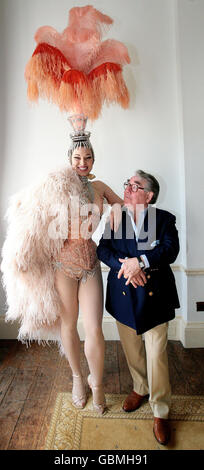 Ronnie Corbett trifft auf die burleske Tänzerin Unbescheiden Blaize im Addington Palace, Surrey, vor ihrem vier-Nacht-Lauf in Koko, der am 11. Mai (www.koko.uk.com) beginnt. Stockfoto