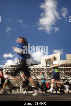 Bupa Great Edinburgh Run. Die Teilnehmer des Bupa Great Edinburgh Run passieren das schottische Parlament. Stockfoto