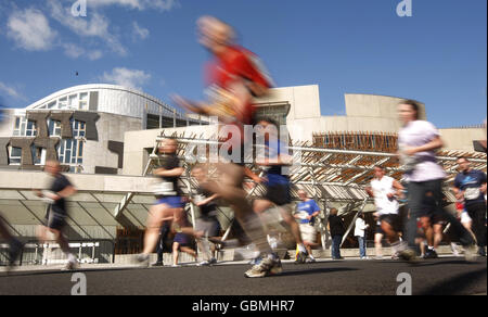 Bupa Great Edinburgh Run. Die Teilnehmer des Bupa Great Edinburgh Run passieren das schottische Parlament. Stockfoto