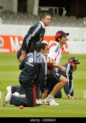 Kevin Pietersen, Ravi Bopara und James Anderson aus England während des Trainings in Lord's, London. Stockfoto