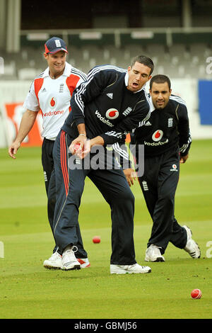 Cricket - England Übungssitzung - Lord's. Die Engländerin Andrew Strauss, Ravi Bopara und Kevin Pietersen während der Trainingseinheit in Lord's, London. Stockfoto