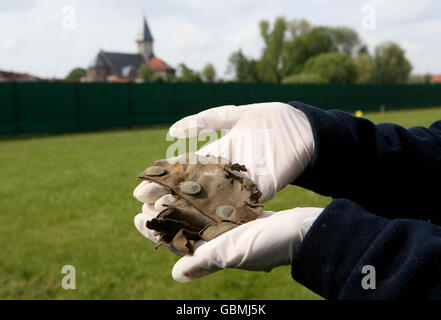 Kate Brady aus Oxford Archaeology hält Knöpfe aus der Uniform eines Soldaten aus dem Ersten Weltkrieg, die aus dem Gebiet von Fromelles in Frankreich in der Nähe einer Massenbestattungsstätte mit britischen und australischen Soldaten geborgen wurde. Die Bergung wird im Auftrag der australischen und britischen Regierung unter Aufsicht der Commonwealth war Graves Commission durchgeführt. Stockfoto