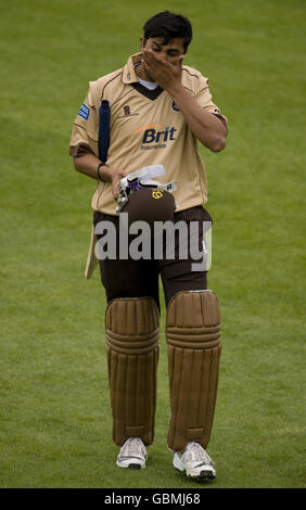 Surreys Usman Afzaal verlässt das Feld, nachdem er von Yorkshire's Richard Pyrah während des Friends Provident Trophy Spiels im Headingley Carnegie Cricket Ground, Yorkshire, entlassen wurde. Stockfoto