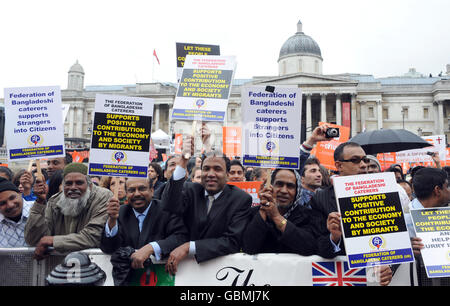 Am Trafalgar Square, London, findet eine Kundgebung mit Fremden in Bürger statt, die eine „verdiente Amnestie“ für illegale Einwanderer in Großbritannien unterstützt. Stockfoto