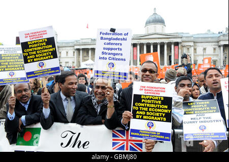 Am Trafalgar Square, London, findet eine Kundgebung mit Fremden in Bürger statt, die eine „verdiente Amnestie“ für illegale Einwanderer in Großbritannien unterstützt. Stockfoto