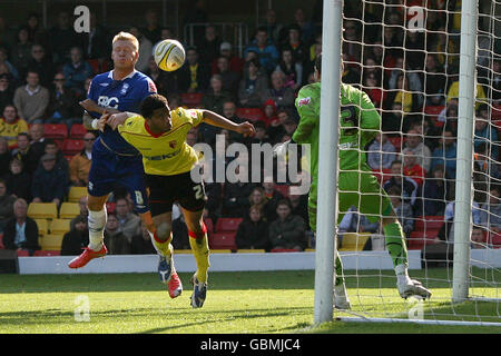 Fußball - Coca-Cola Football League Championship - Watford / Birmingham City - Vicarage Road Stadium. Garry O'Connor (links) von Birmingham City hat unter dem Druck von Adrian Mariappa (Mitte) von Watford eine vorstehende Toranstrengungen unternommen Stockfoto