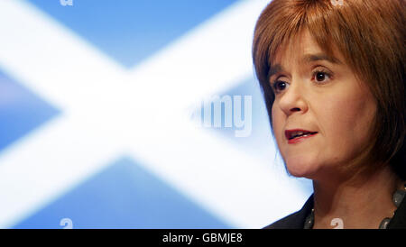 Nicola Sturgeon, die stellvertretende erste Ministerin und Kabinettsekretärin für Gesundheit und Wohlbefinden, gibt während einer Pressekonferenz im St. Andrews House in Edinburgh eine Erklärung zur Schweinegrippe ab. Stockfoto