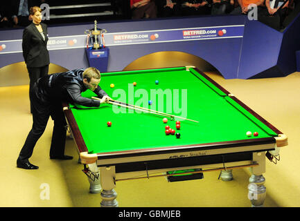 Shaun Murphy aus England beim Finale der Snooker-Weltmeisterschaft Betfred.com im Crucible Theatre, Sheffield. Stockfoto