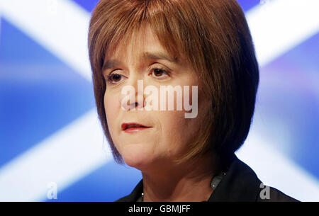 Nicola Sturgeon, die stellvertretende erste Ministerin und Kabinettsekretärin für Gesundheit und Wohlbefinden, gibt während einer Pressekonferenz im St. Andrews House in Edinburgh eine Erklärung zur Schweinegrippe ab. Stockfoto