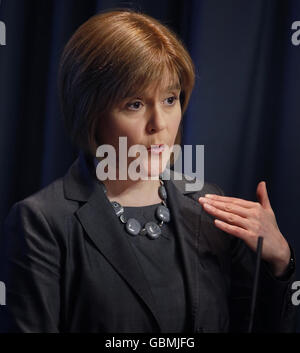 Nicola Sturgeon, die stellvertretende erste Ministerin und Kabinettsekretärin für Gesundheit und Wohlbefinden, gibt während einer Pressekonferenz im St. Andrews House in Edinburgh eine Erklärung zur Schweinegrippe ab. Stockfoto