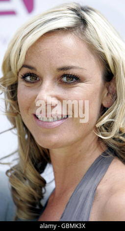 Die Schauspielerin Tamsin Outhwaite, das Gesicht von Avon Color, wurde während einer Fotoserie zur Einführung der neuen Serie des amerikanischen Unternehmens abgebildet Stockfoto