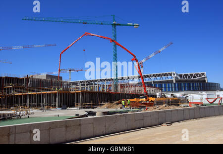 Reisegruppe - Stadion El Estadio Cornella-El Prat - Barcelona. Gesamtansicht des neuen Stadions RCD Espanyol, El Estadio Cornella-El Prat, während der Bauarbeiten Stockfoto