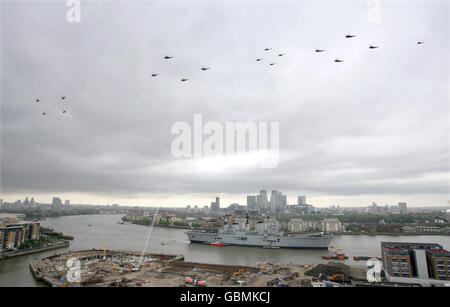 HMS illustre vor Anker in der Themse in Greenwich, London, als Hubschrauber über dem Kopf fliegen. Die Royal Navy feiert 100 Jahre Schiffsluftfahrt mit dem Flipper über dem Flaggschiff. Stockfoto